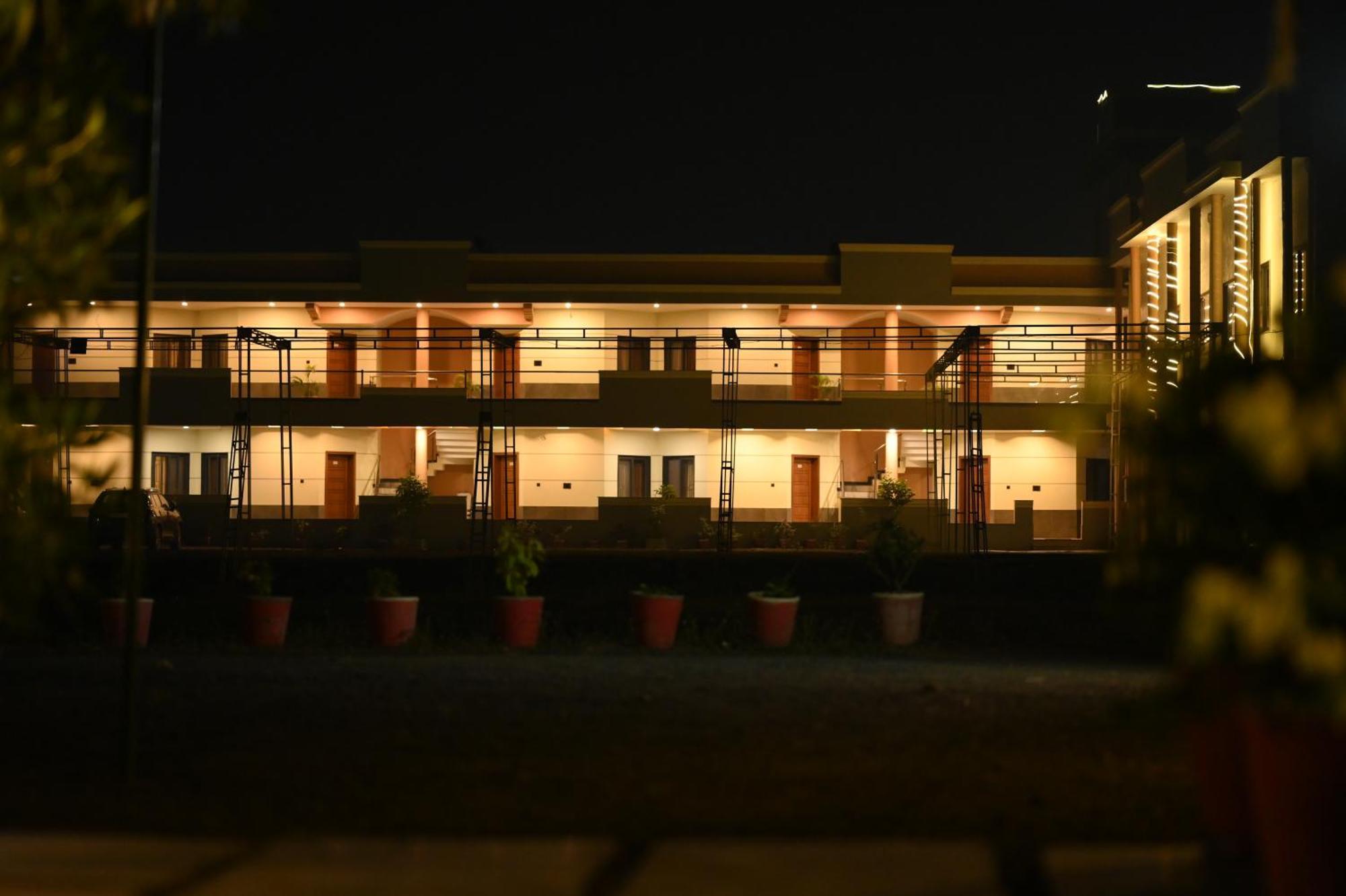 Krishnam Resort ジャバルプル エクステリア 写真